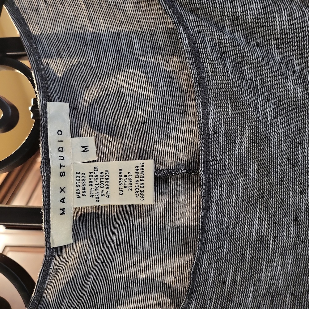 Max Studio Top ๐ฉถ - Picture 2 of 7